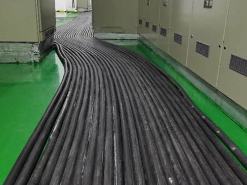 永登如何根据理论计算公式计算温度对特定电压测量结果的影响？